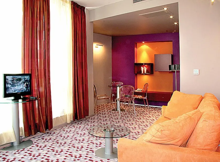 Monet Hotel - Image 1