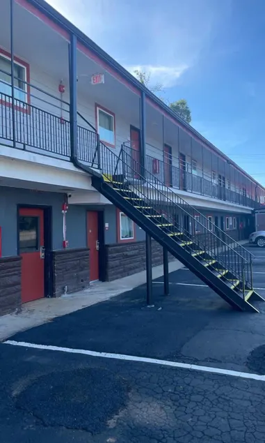 Travelers Rest Motel - Image 1