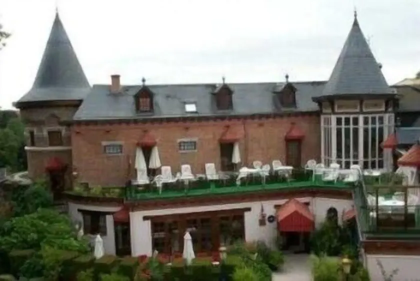 Chateau La Tour Du Roy - Image 1