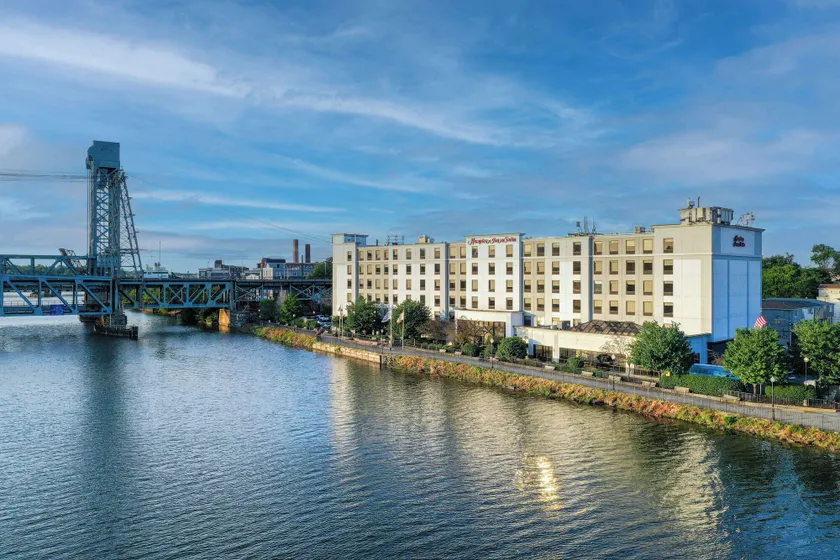 Hampton Inn & Suites Newark-Harrison-Riverwalk - Image 1