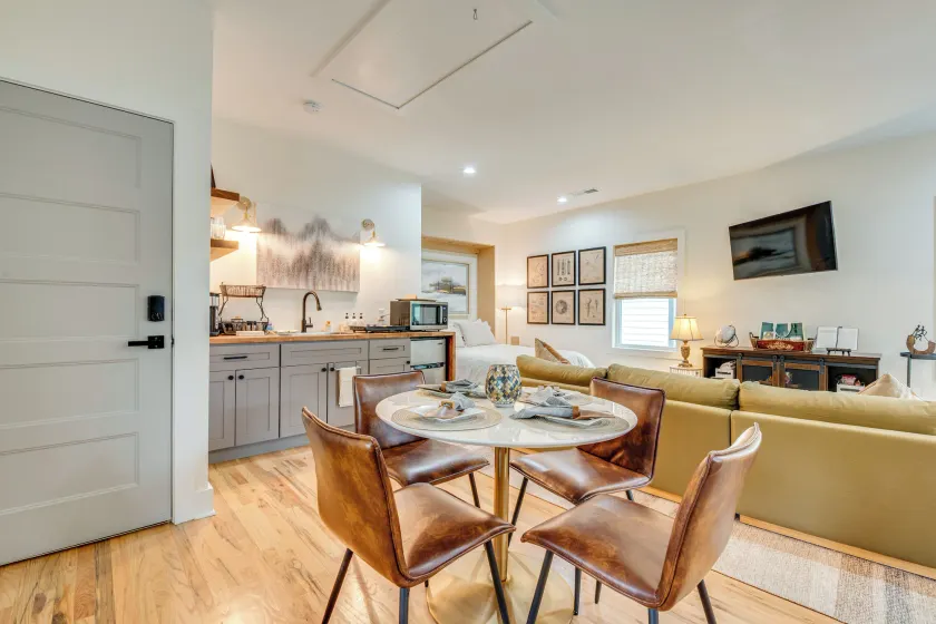 Couples Getaway Near Dtwn ATL & Mercedes-benz! - Image 1