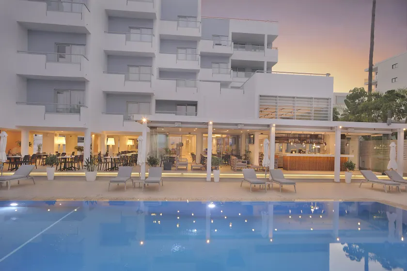 Okeanos Beach Boutique Hotel - Image 1