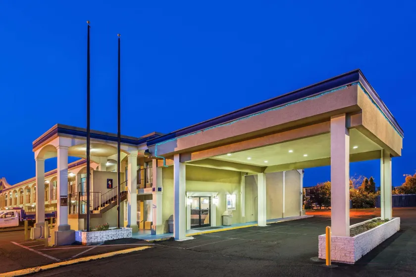 Days Inn by Wyndham Ashland - Image 1