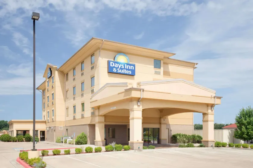 Days Inn & Suites by Wyndham Russellville - Image 1