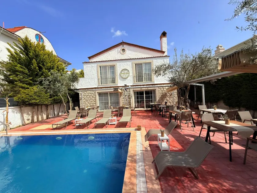 Rebetiko Hotel - Image 1