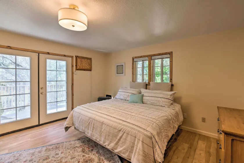 Wine Country Escape w/ Hot Tub in River Pines! - Interiör
