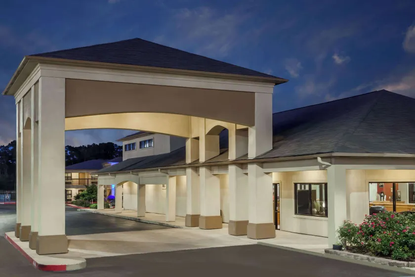 Days Inn & Suites by Wyndham Huntsville - Image 1