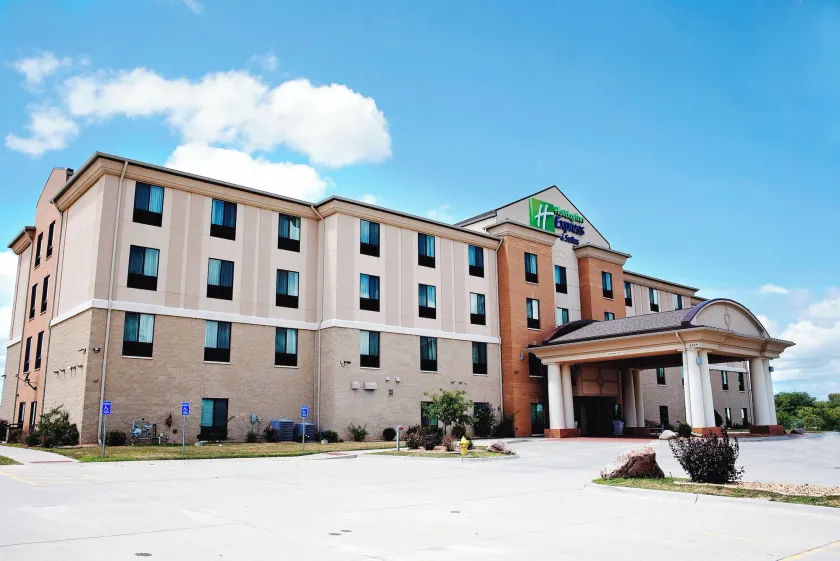 Holiday Inn Express and Suites Urbandale Des Moines by IHG - Image 1