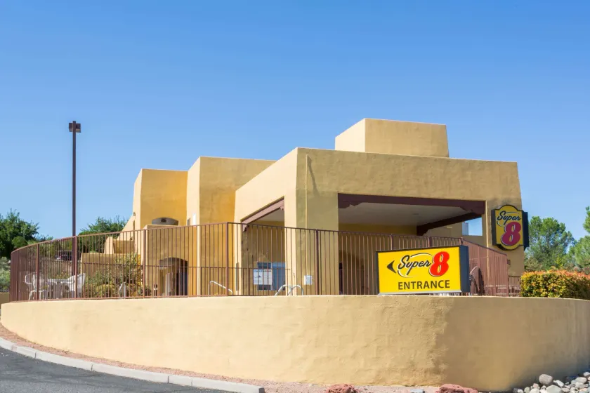 Super 8 by Wyndham Cottonwood - Image 1