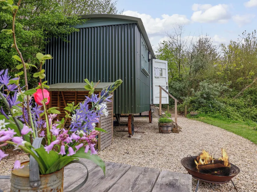 Oak Shepherds Hut - Image 1