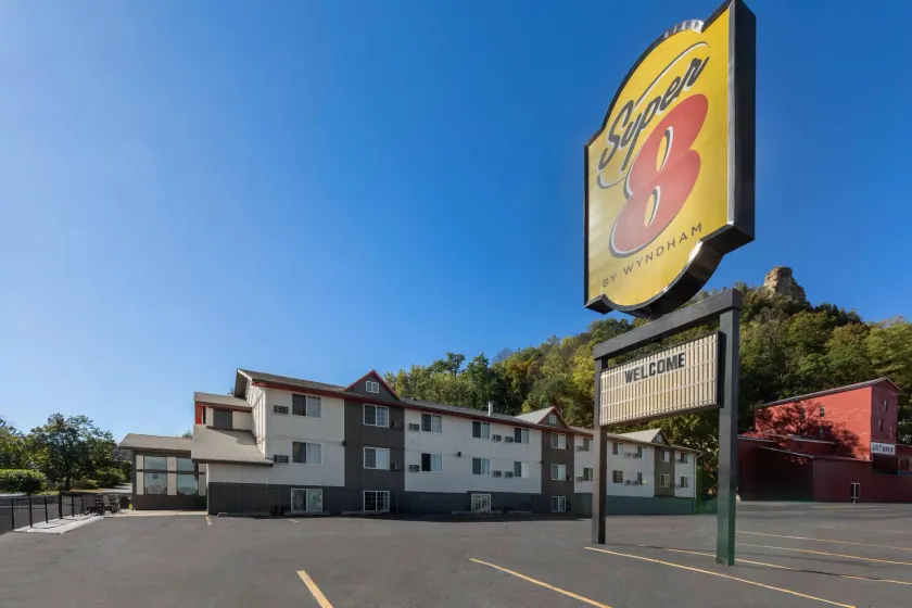 Super 8 by Wyndham Winona MN - Image 1