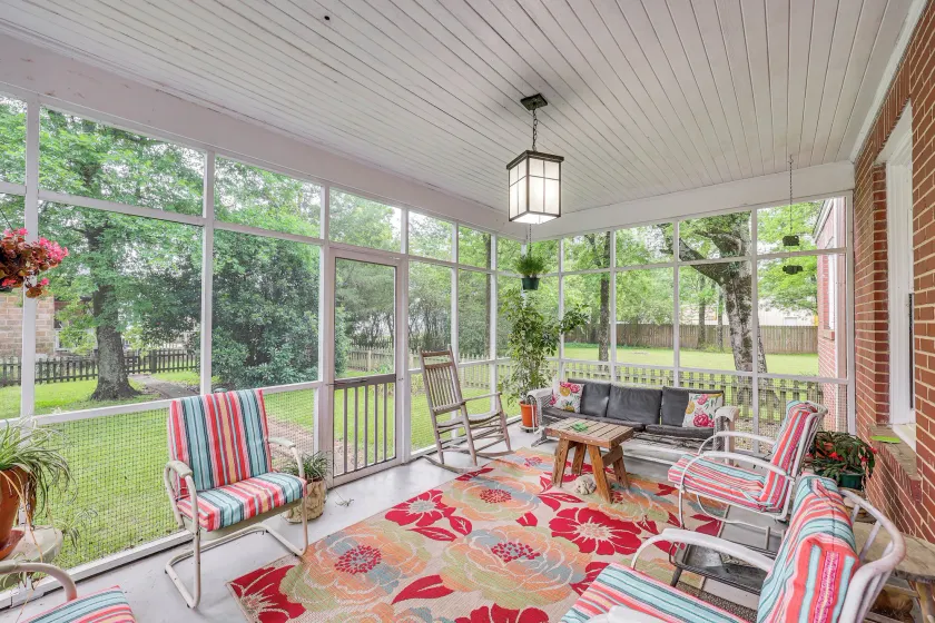 Delightful Retreat w/ Fireplace + Large Yard! - Innenbereich