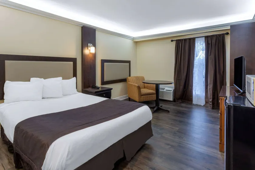 Travelodge by Wyndham Sarnia - Image 1