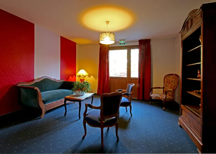 Logis Hôtel Auberge De La Foret - Siddeområde i lobbyen