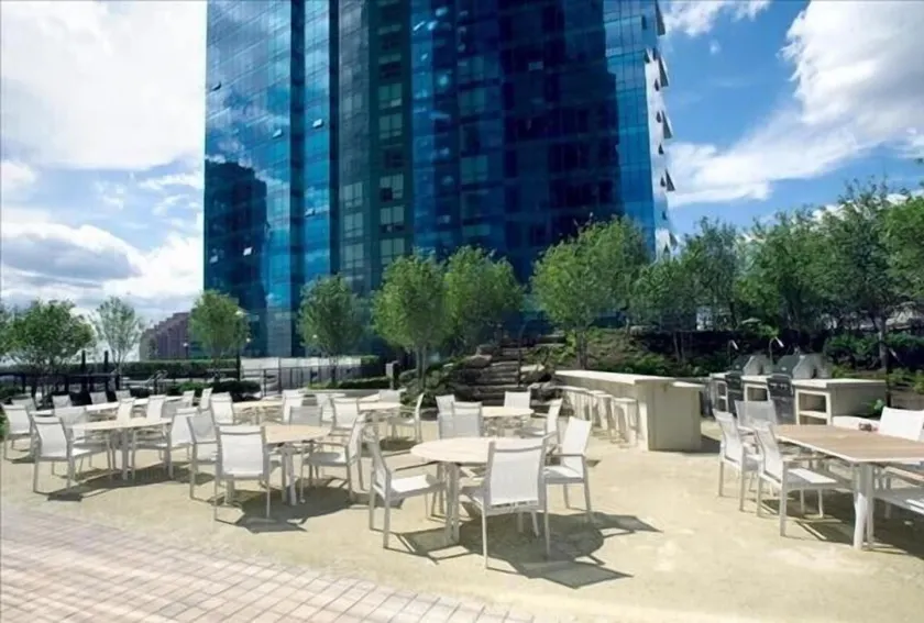 Luxy on The Hudson - Image 1