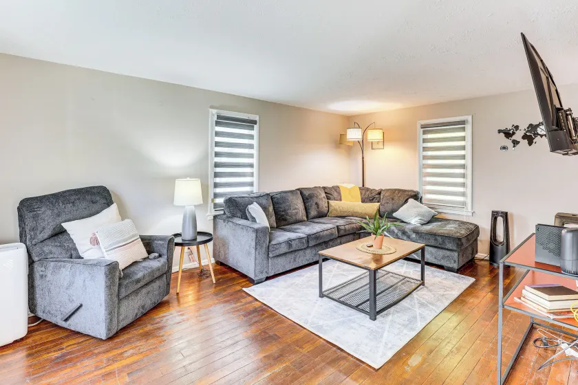 Cozy Home 4 Mi to YSU Campus: Penguins Welcome! - Image 1