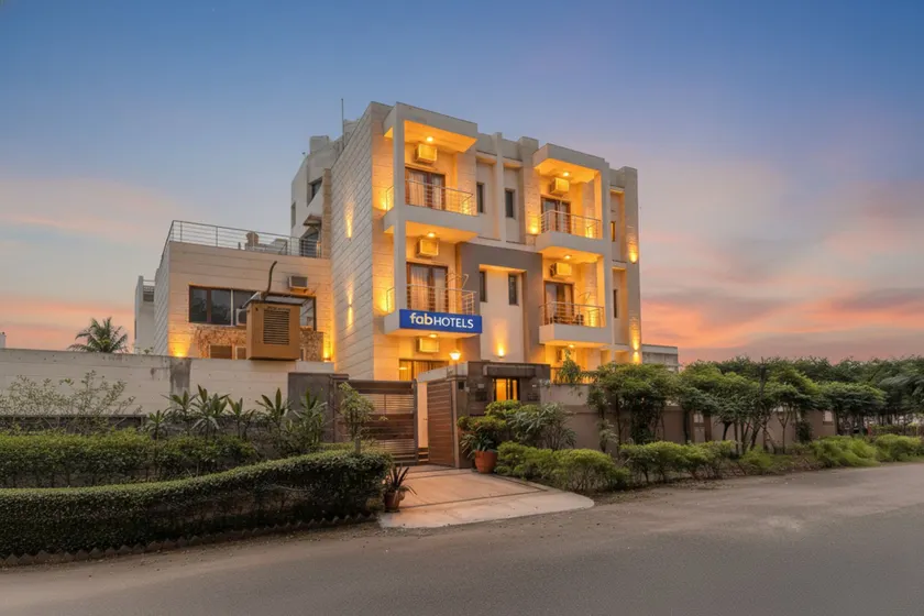 FabHotel Phoenix Hospitality - Nr DLF Cyber Hub & Metro, Gurugram - Image 1
