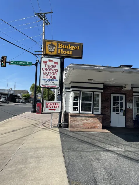 Budget Host Three Crowns Motor Lodge - Image 1