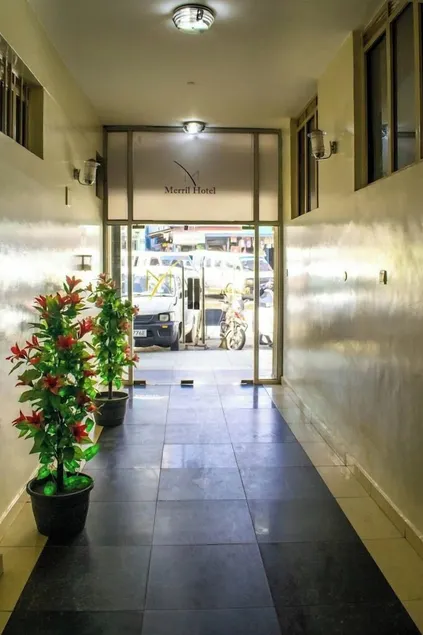 Merril Hotel - Interior entrance