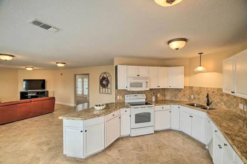 Apt w/ Balconies - Steps to Kemah Boardwalk! - Interior