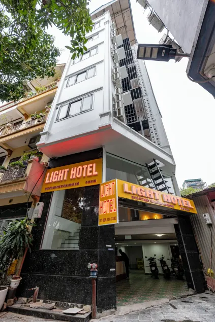 Nhà Nghỉ Light Hotel - Image 1