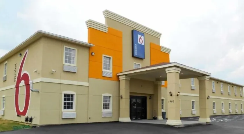 Motel 6-Jourdanton, TX - Image 1