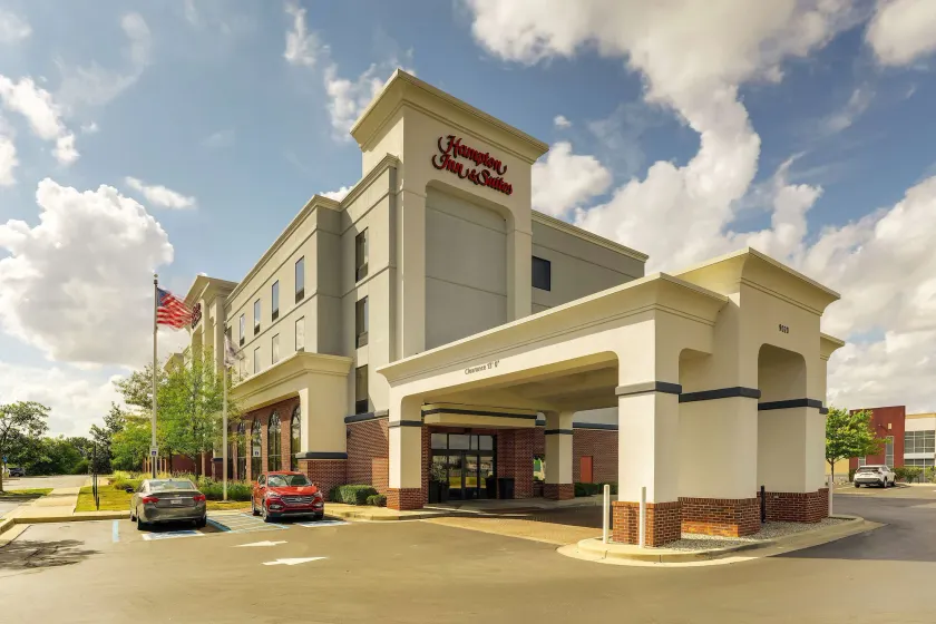 Hampton Inn & Suites Indianapolis-Airport - Image 1