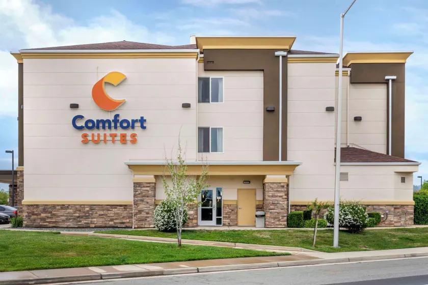 Comfort Suites Redding - Shasta Lake - Image 1