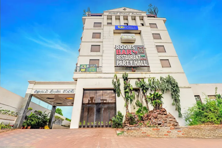 Fabhotel Grand Palace - Near to airport - Image 1