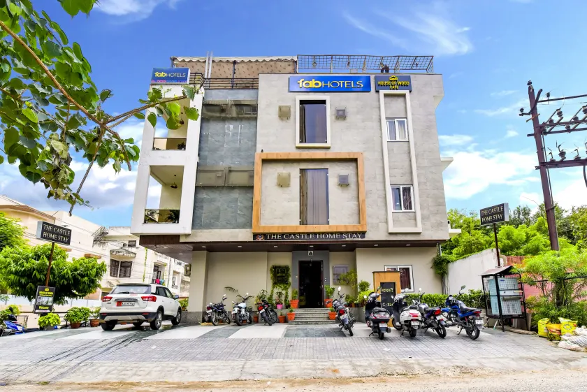 Fabhotel The Castle Homestay - Image 1