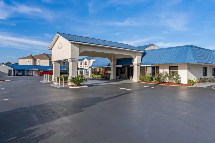Days Inn by Wyndham Troy - Image 1