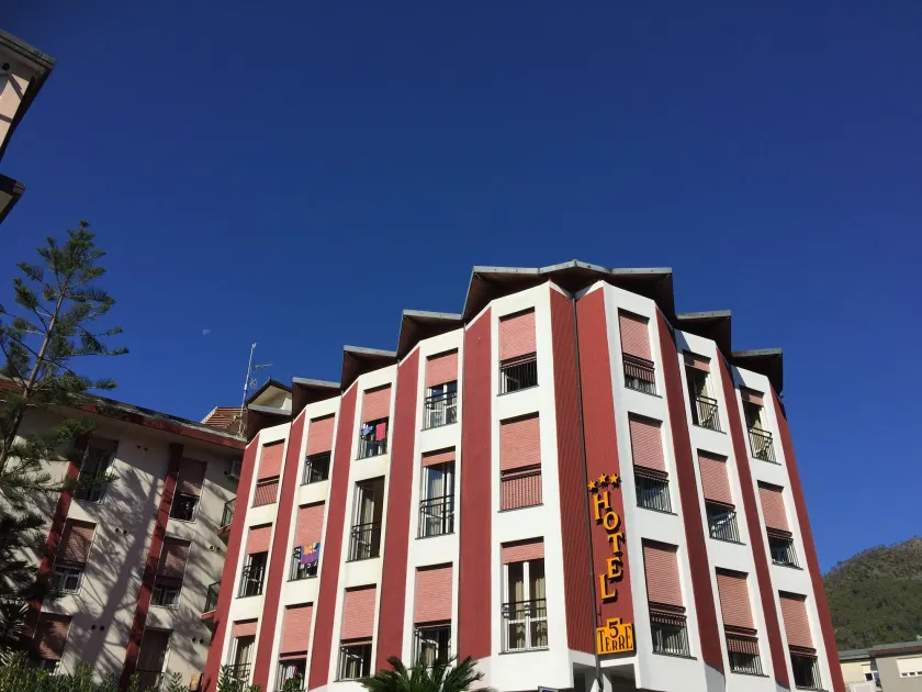 Hotel 5 Terre - Image 1