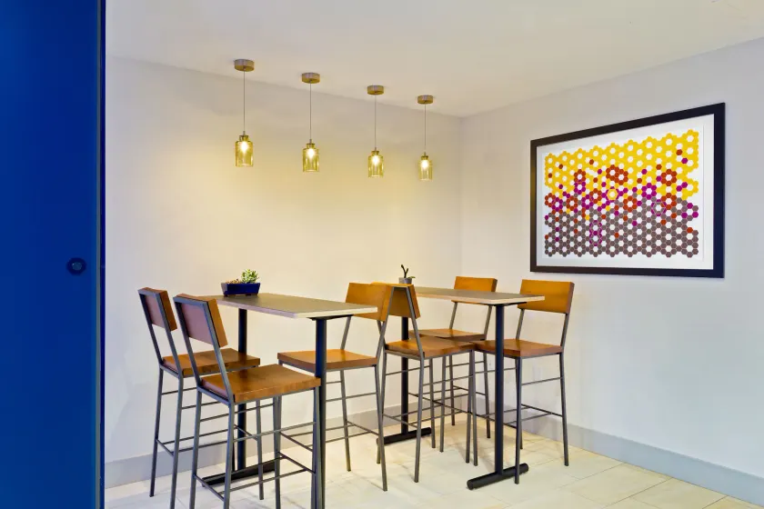 Holiday Inn Express & Suites Tavares by IHG - Siddeområde i lobbyen