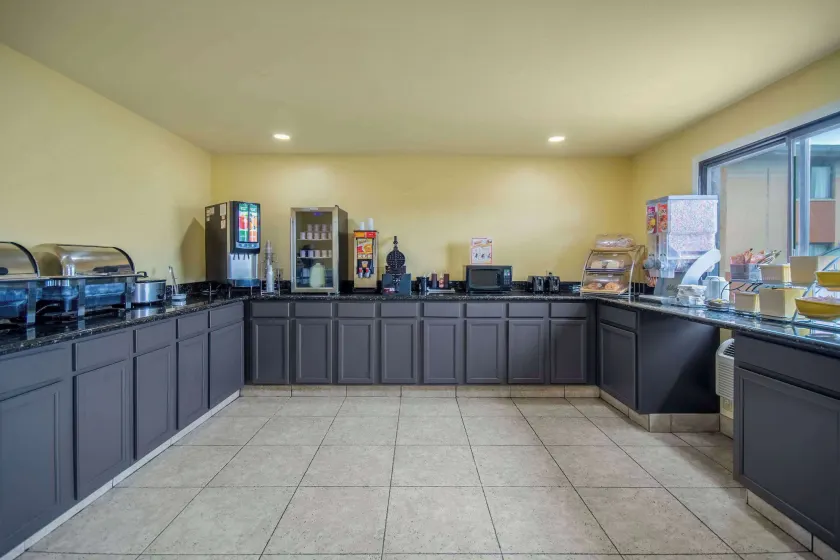Days Inn & Suites by Wyndham Waterloo - Image 1