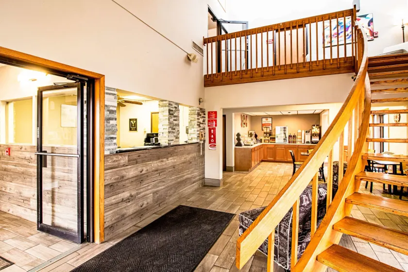 Econo Lodge Watertown - Image 1