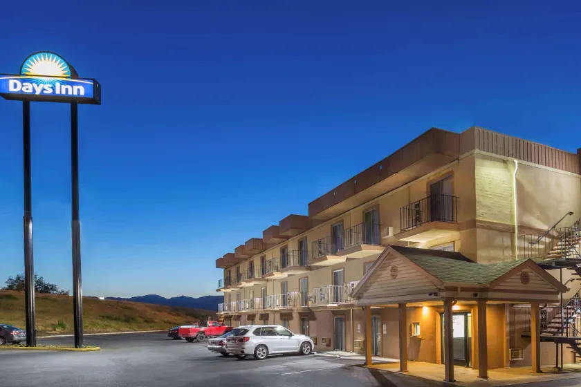 Days Inn by Wyndham Medford - Image 1