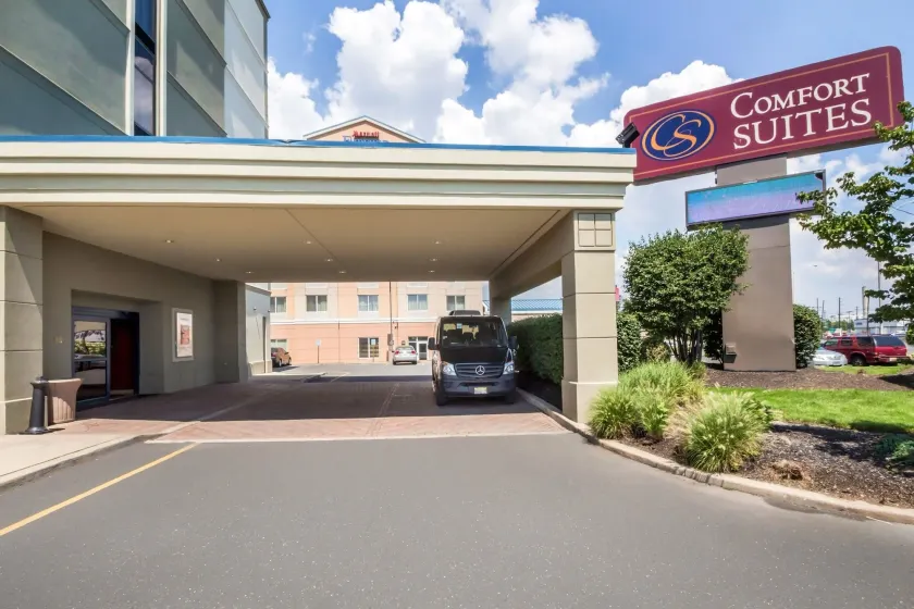Comfort Suites at Woodbridge - Image 1