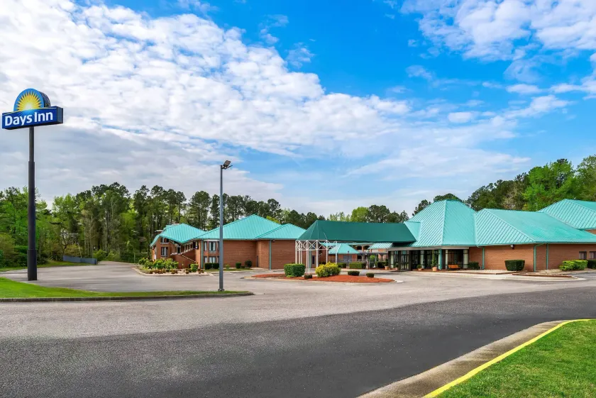 Days Inn by Wyndham Petersburg/South Fort Lee - Image 1