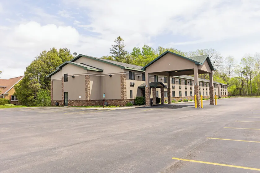 Quality Inn & Suites Marinette - Image 1