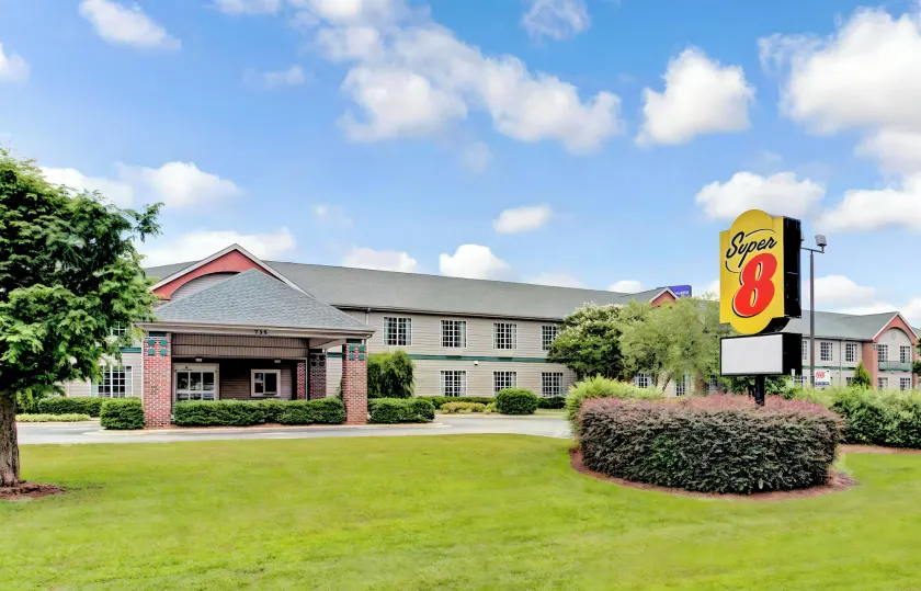 Super 8 by Wyndham Smithfield-Selma - Image 1