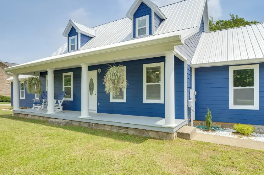 Group Getaway: Lakefront Retreat in Fayetteville! - Image 1