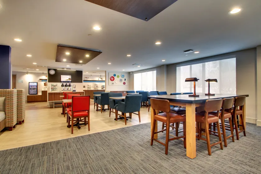 Holiday Inn Express & Suites - Lincoln East - White Mountains by IHG - Interior entrance