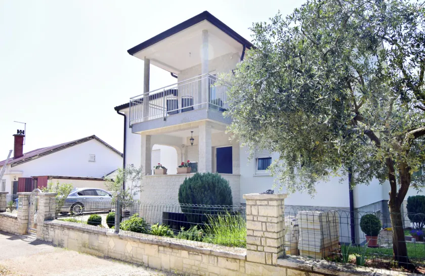 Relaxing villa with smart layout - Image 1