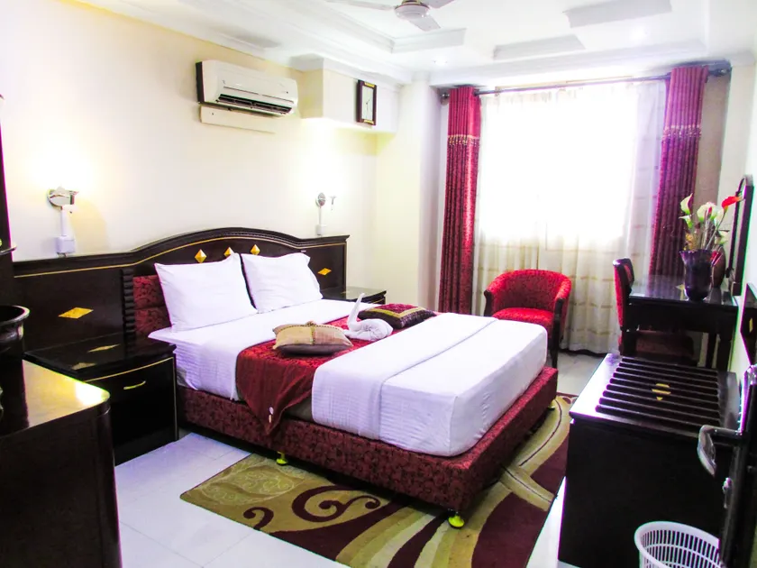 Urban Rose Hotel & Apartments - Image 1