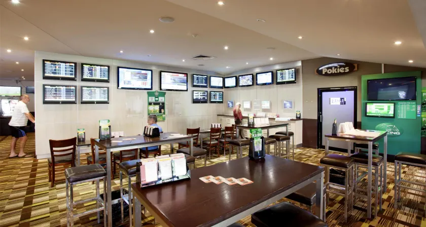 Nightcap at Edge Hill Tavern - Image 1