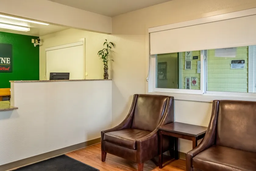 HomeTowne Studios by Red Roof Eugene - Springfield - Hall