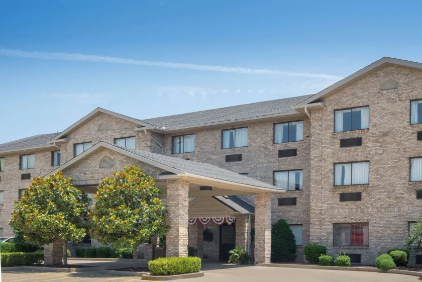 Ramada by Wyndham Catlettsburg Ashland - Image 1