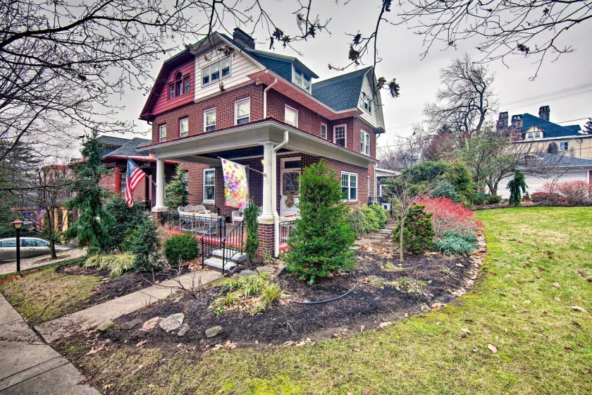 2 Mi to Reading Pagoda: Spacious Home w/ Deck! - Image 1