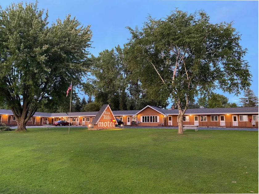 The River Hills Motel - Algoma, WI - Near Door County - Image 1