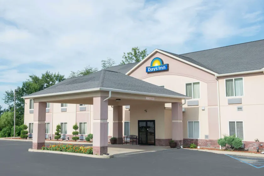 Days Inn by Wyndham Sullivan - Image 1